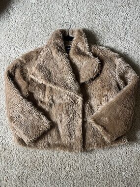 Plush Cropped Faux Fur Jacket in Warm Tan